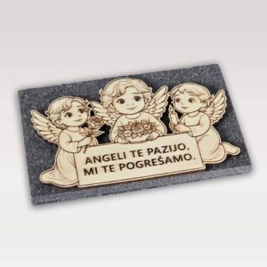 Trije angeli z napisom "Angeli te pazijo, mi te pogrešamo."
