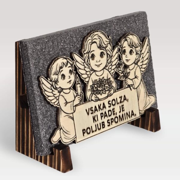 Trije angeli na stojalu z napisom "Vsaka solza, ki pade, je poljub spomina."