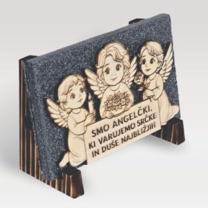 Trije angeli na stojalu z napisom "Smo angelčki, ki varujemo srčke in duše najbližjih"