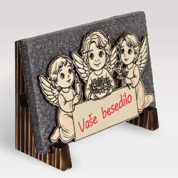 Trije angeli na stojalu s personaliziranim napisom