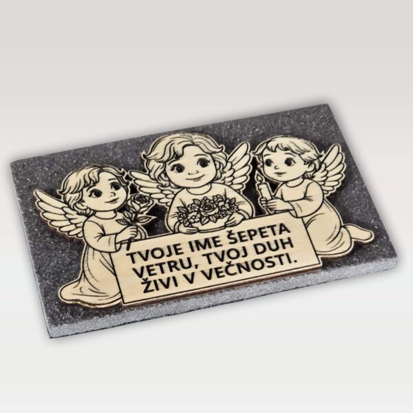 Trije angeli z napisom "Tvoje ime šepeta vetru, tvoj duh živi v večnosti."