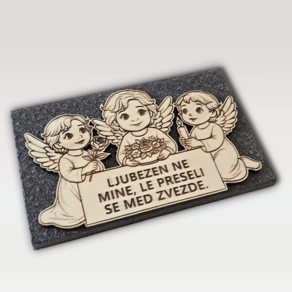 Trije angeli z napisom "Ljubezen ne mine, le preseli se med zvezde."