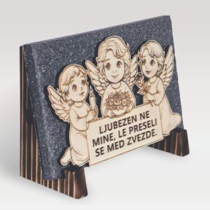 Trije angeli na stojalu z napisom "Ljubezen ne mine, le preseli se med zvezde."