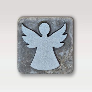 Angel na kamnu - srebrne barve