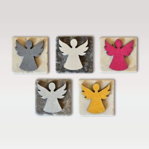 Majhen nagrobni simbol angel na naravnem kamnu