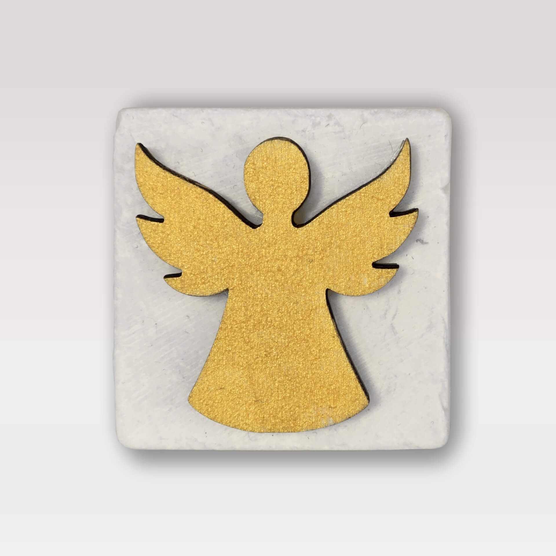 Angel na kamnu - zlate barve