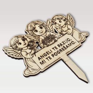 Lesena sveča na piku iz vezane plošče – trije angeli z napisom "Angeli te pazijo, mi te pogrešamo."