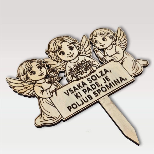 Lesena sveča na piku iz vezane plošče – trije angeli z napisom "Vsaka solza, ki pade, je poljub spomina."