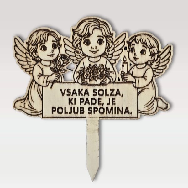 Lesena sveča na piku iz vezane plošče – trije angeli z napisom "Vsaka solza, ki pade, je poljub spomina."