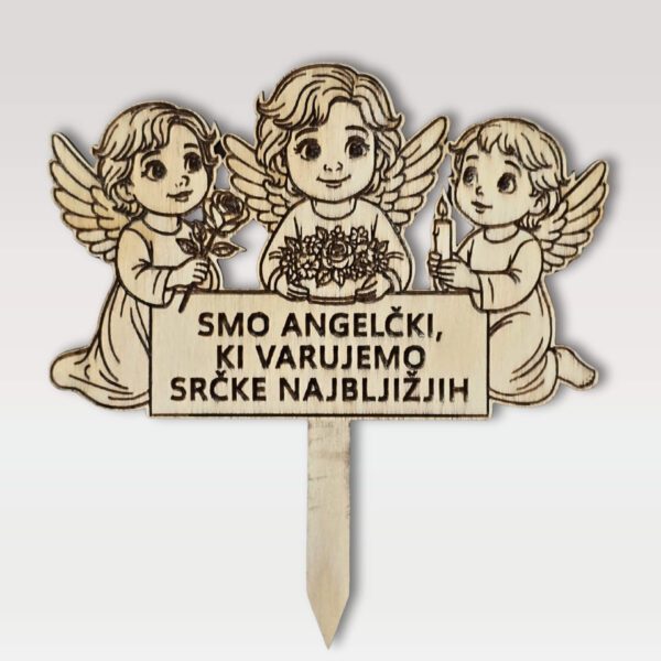 Lesena sveča na piku iz vezane plošče – trije angeli z napisom "Smo angelčki, ki varujemo srčke najbližjih"