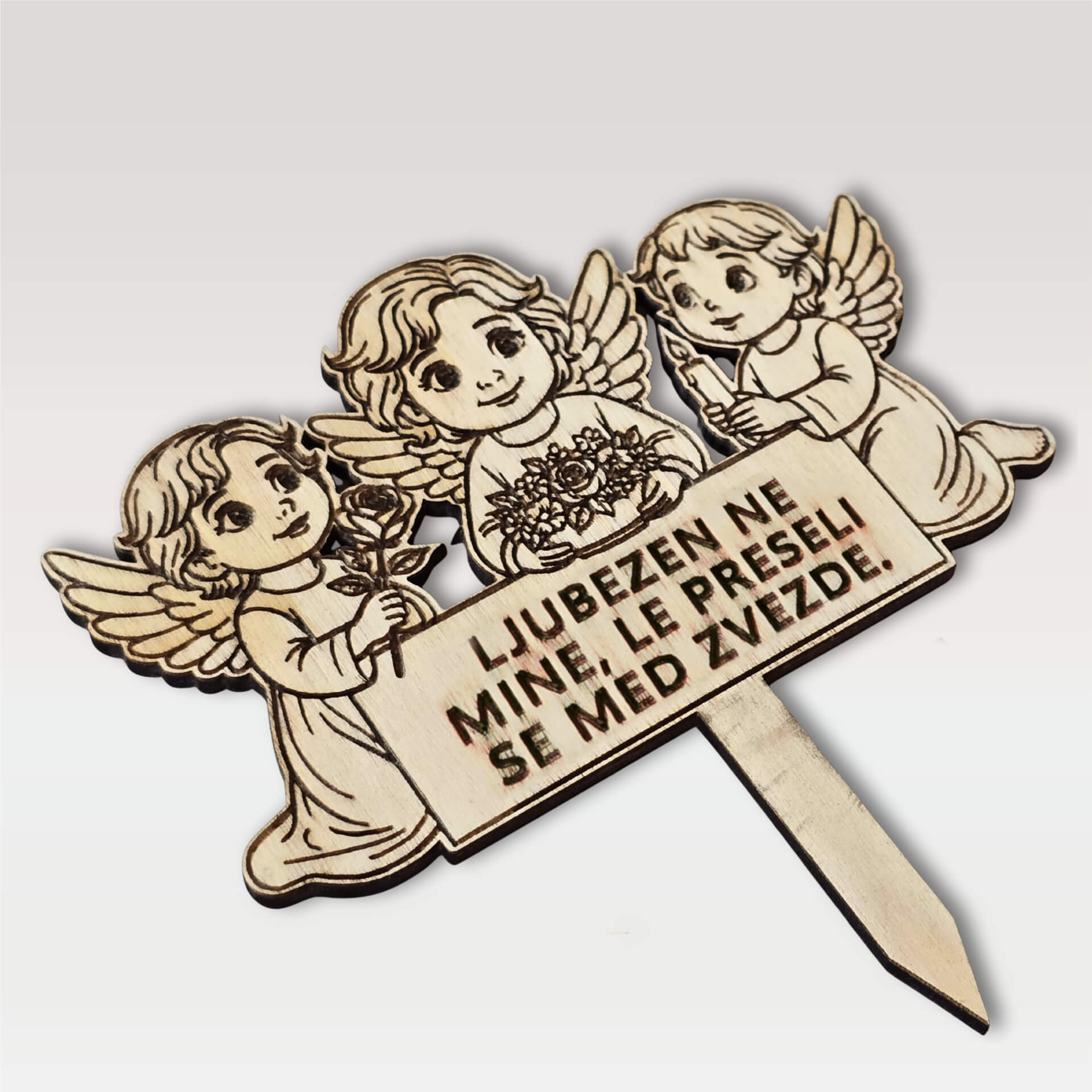 Lesena sveča na piku iz vezane plošče – trije angeli z napisom "Ljubezen ne mine, le preseli se med zvezde."