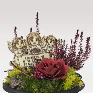 Lesena sveča na piku iz vezane plošče – trije angeli z napisom "Ljubezen ne mine, le preseli se med zvezde." na dekoraciji