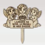 Lesena sveča na piku iz vezane plošče – trije angeli z napisom "Ljubezen ne mine, le preseli se med zvezde."