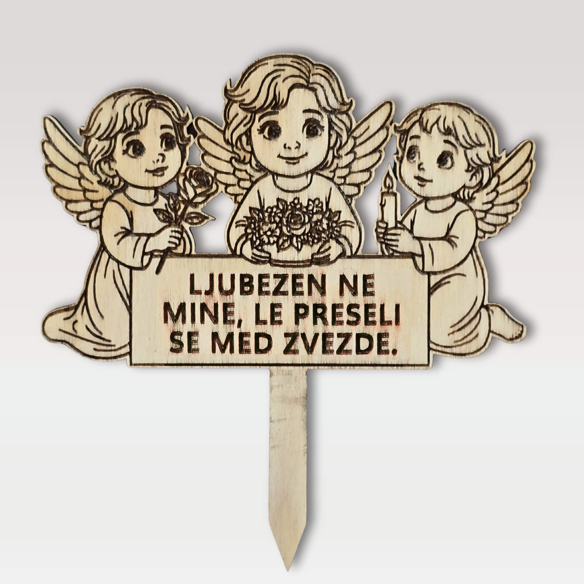 Lesena sveča na piku iz vezane plošče – trije angeli z napisom "Ljubezen ne mine, le preseli se med zvezde."