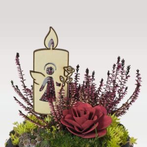 Lesena sveča na piku iz vezane plošče z motivom angela na dekoraciji