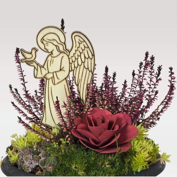 Lesena sveča na piku iz vezane plošče - angel z golobom v roki na dekoraciji