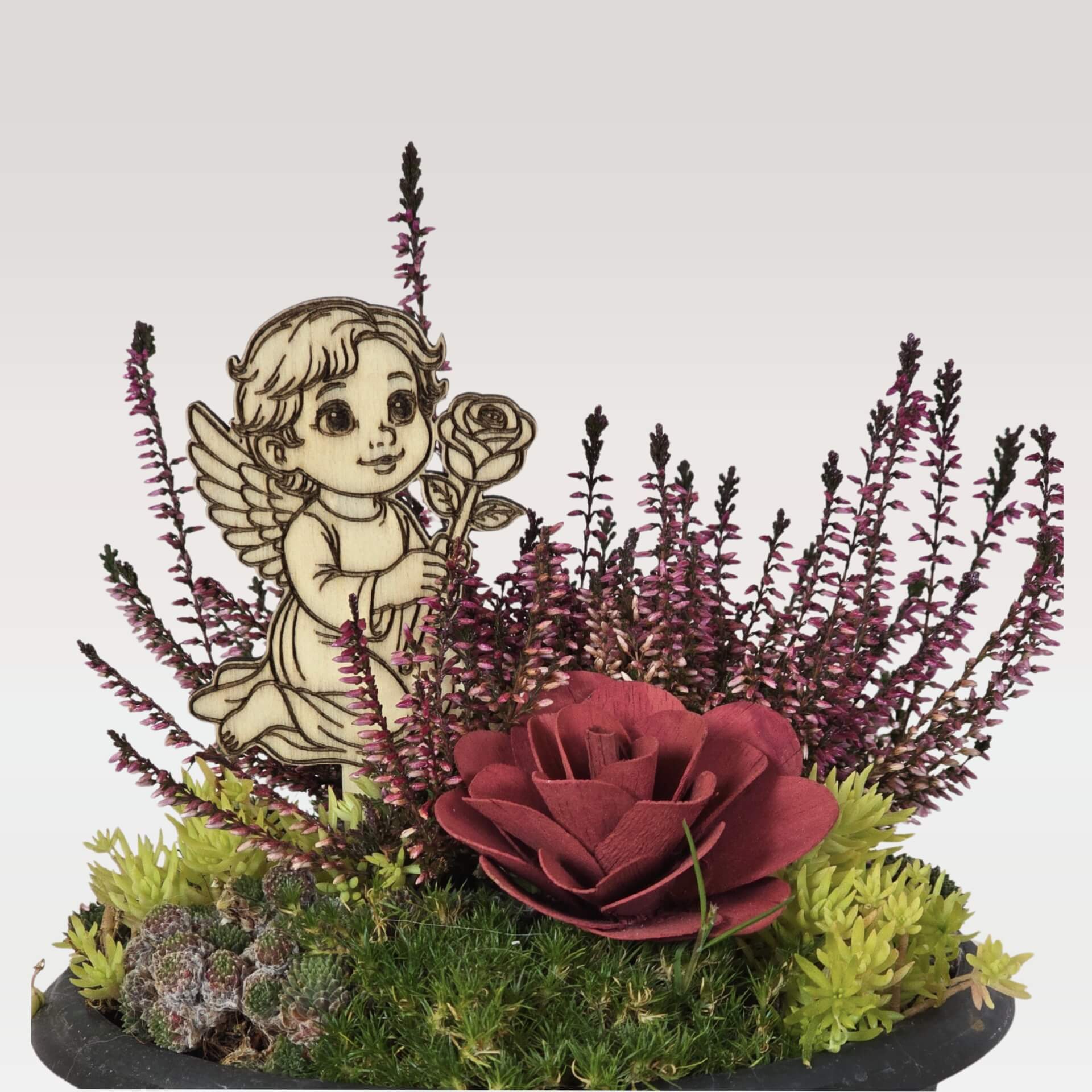 Lesena sveča na piku iz vezane plošče – angel z vrtnico na dekoraciji