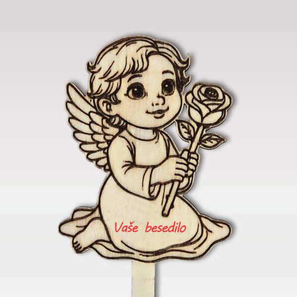 Lesena sveča na piku iz vezane plošče – angel z vrtnico - personaliziran napis
