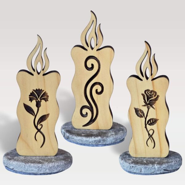 Lesene nagrobne sveče s simboli na pravokotnem podstavku