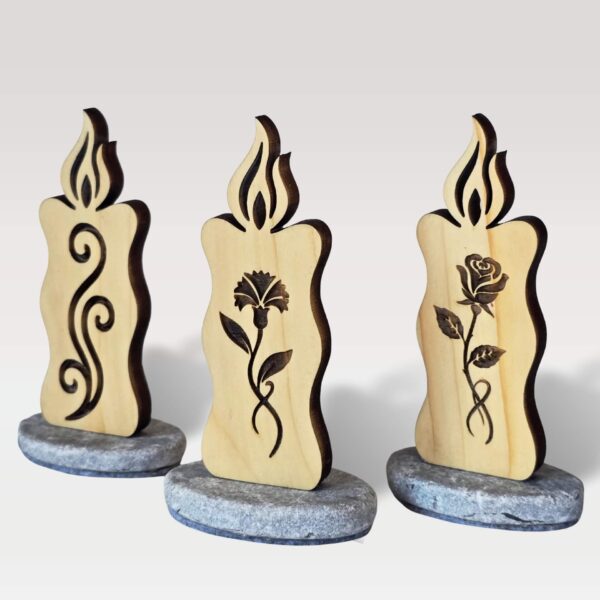 Lesena sveča naravne barve (natur) iz masivne smreke s kamnitim podstavkom - različni motivi