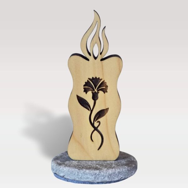 Lesena sveča naravne barve (natur) iz masivne smreke s kamnitim podstavkom - nagelj