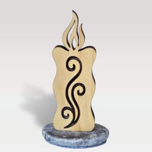 Lesena sveča naravne barve (natur) iz masivne smreke s kamnitim podstavkom - ornament