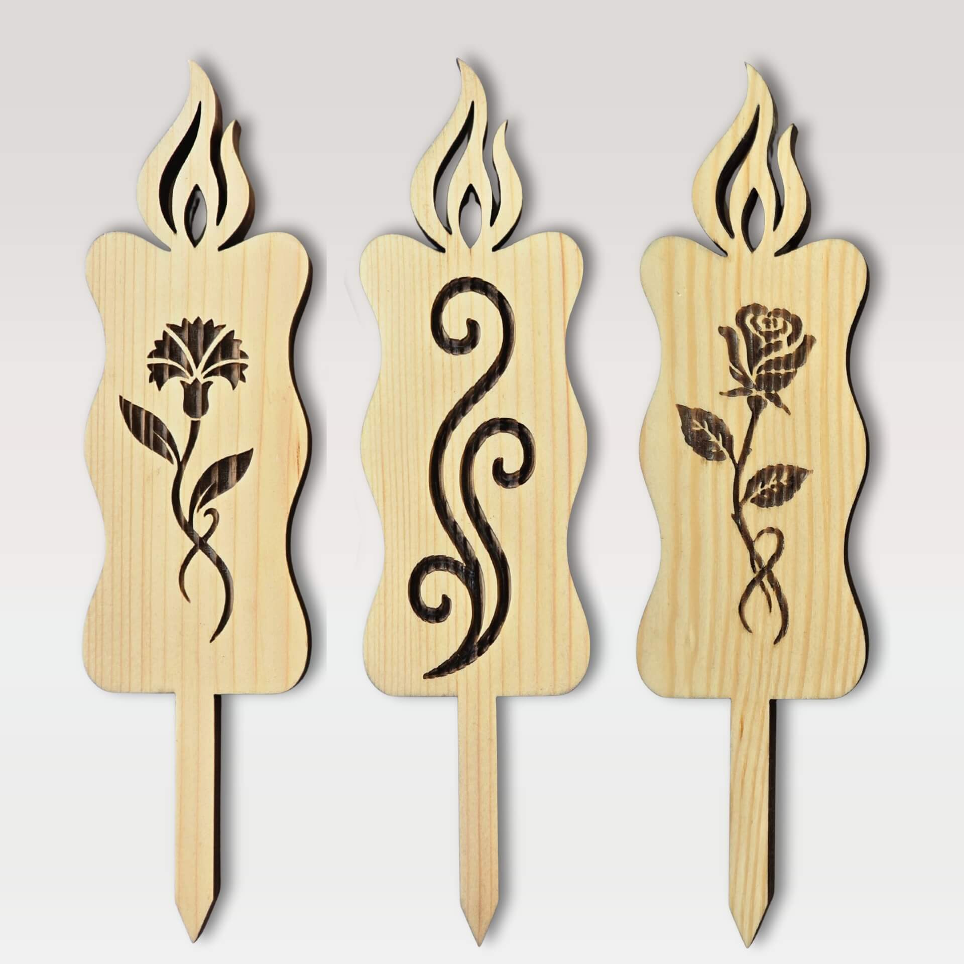 Lesene sveče na piku iz masivne smreke naravne barve (natur)