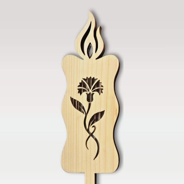 Lesena sveča na piku iz masivne smreke naravne barve (natur) - motiv nageljna