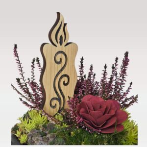 Lesena sveča na piku iz masivne smreke naravne barve (natur) - motiv ornamenta