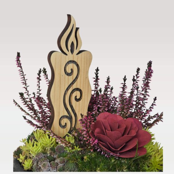 Lesena sveča na piku iz masivne smreke naravne barve (natur) - motiv ornamenta