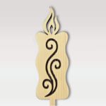 Lesene sveče na piku iz masivne smreke naravne barve (natur) - motiv ornamenta