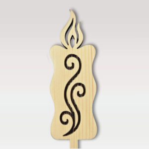 Lesene sveče na piku iz masivne smreke naravne barve (natur) - motiv ornamenta