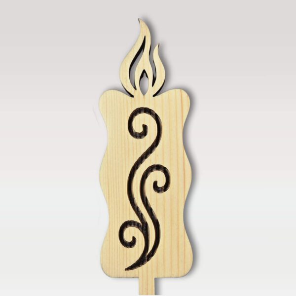 Lesene sveče na piku iz masivne smreke naravne barve (natur) - motiv ornamenta