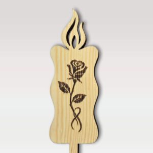 Lesena sveča na piku iz masivne smreke naravne barve (natur) - motiv vrtnice