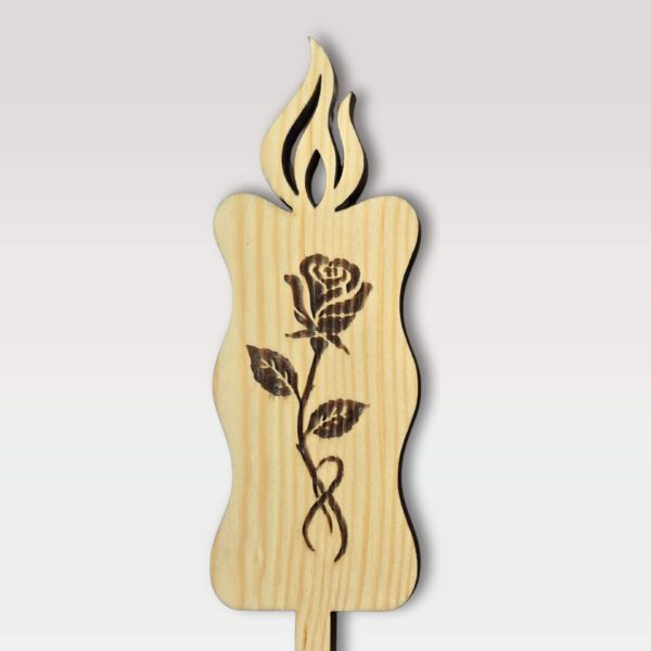 Lesena sveča na piku iz masivne smreke naravne barve (natur) - motiv vrtnice