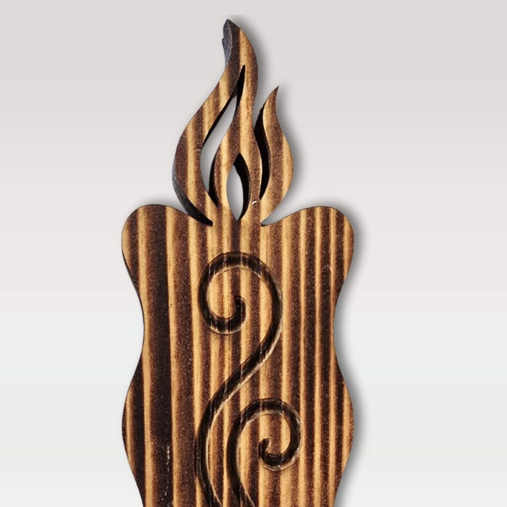 Lesena sveča na piku iz masivne smreke žgane barve - motiv ornamenta