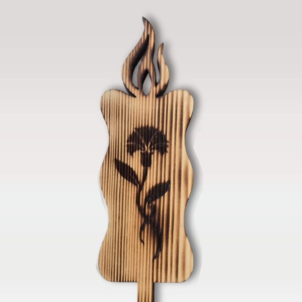 Lesene sveče na piku z graviranimi motivi iz žgane smreke