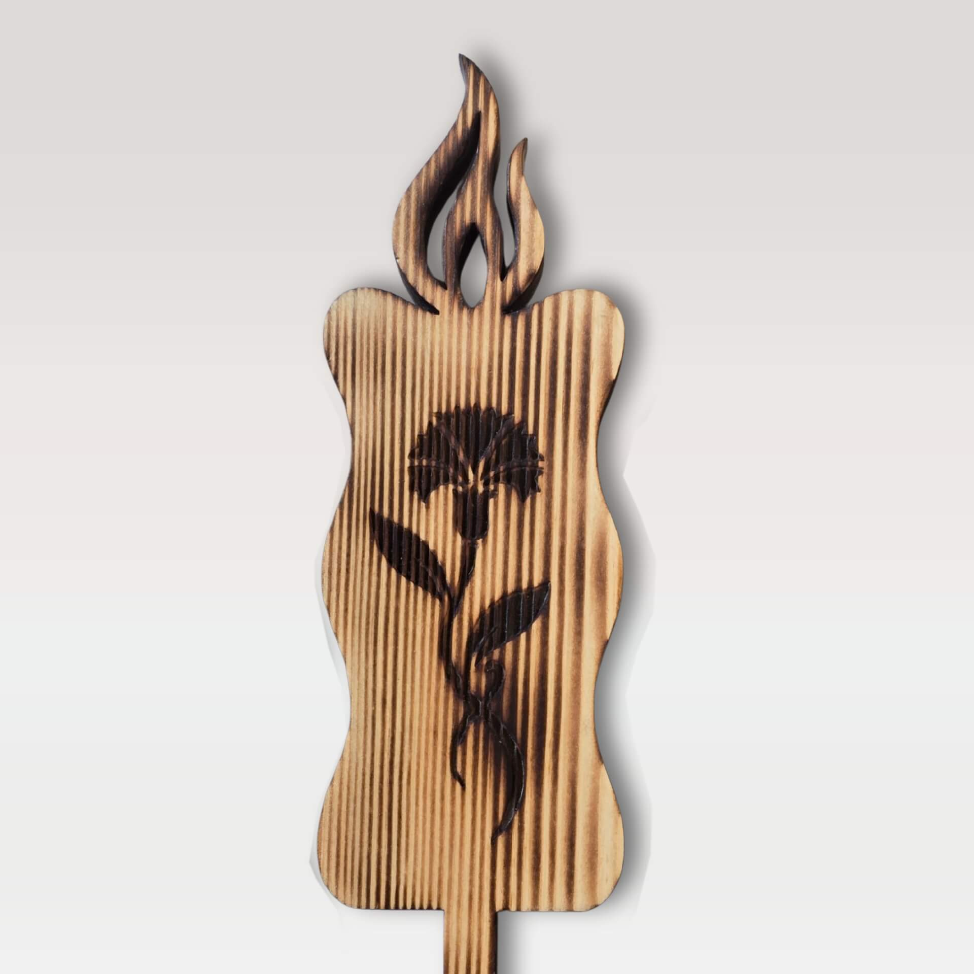 Lesene sveče na piku z graviranimi motivi iz žgane smreke