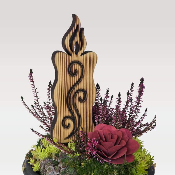 Lesena sveča na piku iz masivne smreke žgane barve - motiv ornamenta