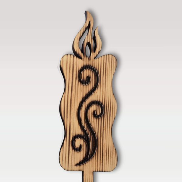 Lesena sveča na piku iz masivne smreke žgane barve - motiv ornamenta