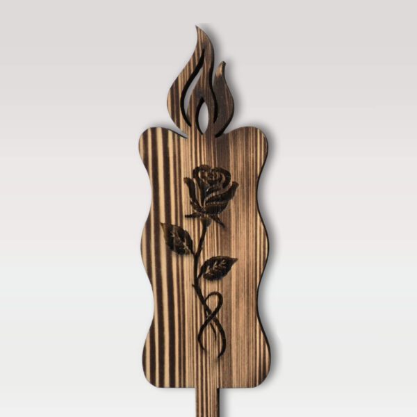 Lesena sveča na piku iz masivne smreke žgane barve - motiv vrtnice