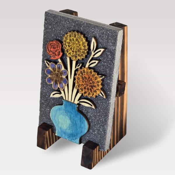 Roža na stojalu modre barve