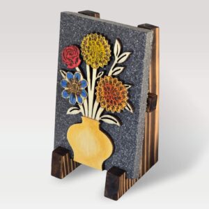 Roža na stojalu oker barve