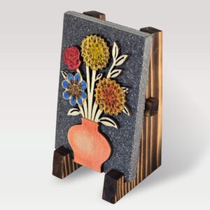 Roža na stojalu opečne barve