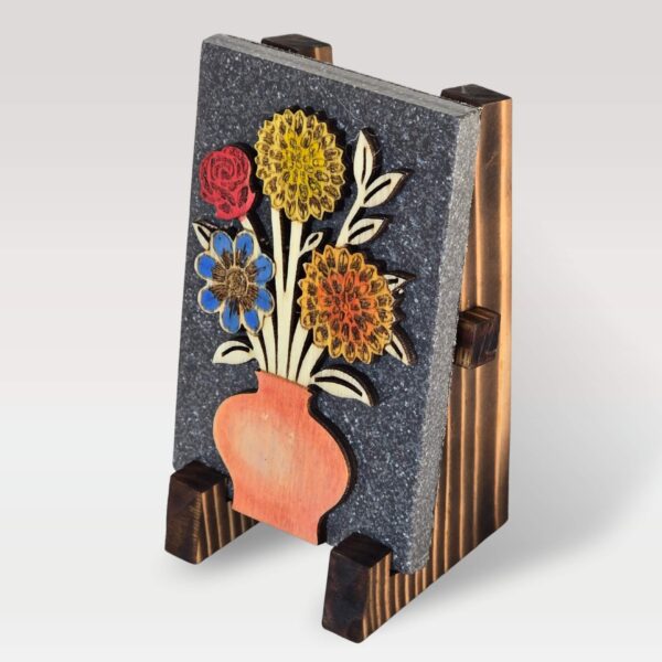 Roža na stojalu opečne barve