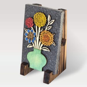 Roža na stojalu zelene barve