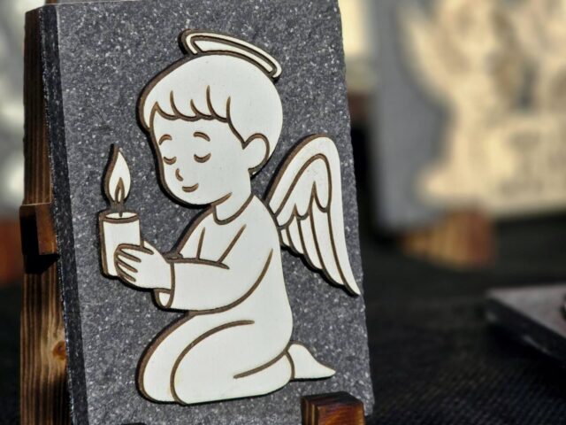 Spominski izdelek z motivom angela na Starih Žalah v Ljubljani