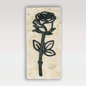 Vrtnica na kamnu črne barve (motiv 2)