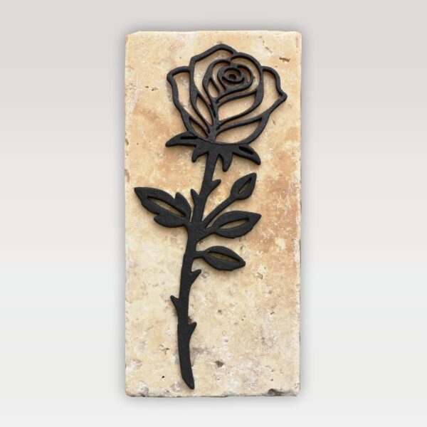 Vrtnica na kamnu črne barve (motiv 1)